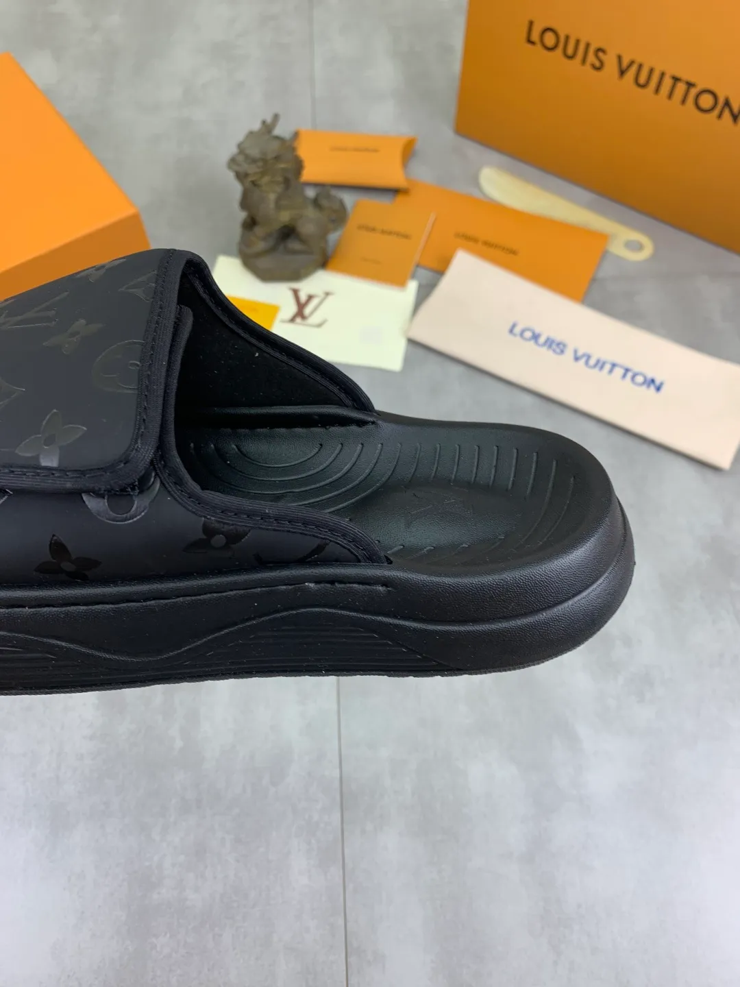 Men's shoes 💰P320💰【New style】🆘 Original quality 【LOUIS VUITTON】The popular Louis Vuitton LV men's slippers on the official website are on sale simultaneously! Original fabric imported from Italy. Original bottom provided by the original factory. Number of yards: 38-44 (customized to 45). Multiple colors to choose from. Fully packaged drawer box.